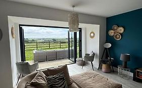 Anglesey Sleeps 10 With Hot Tub